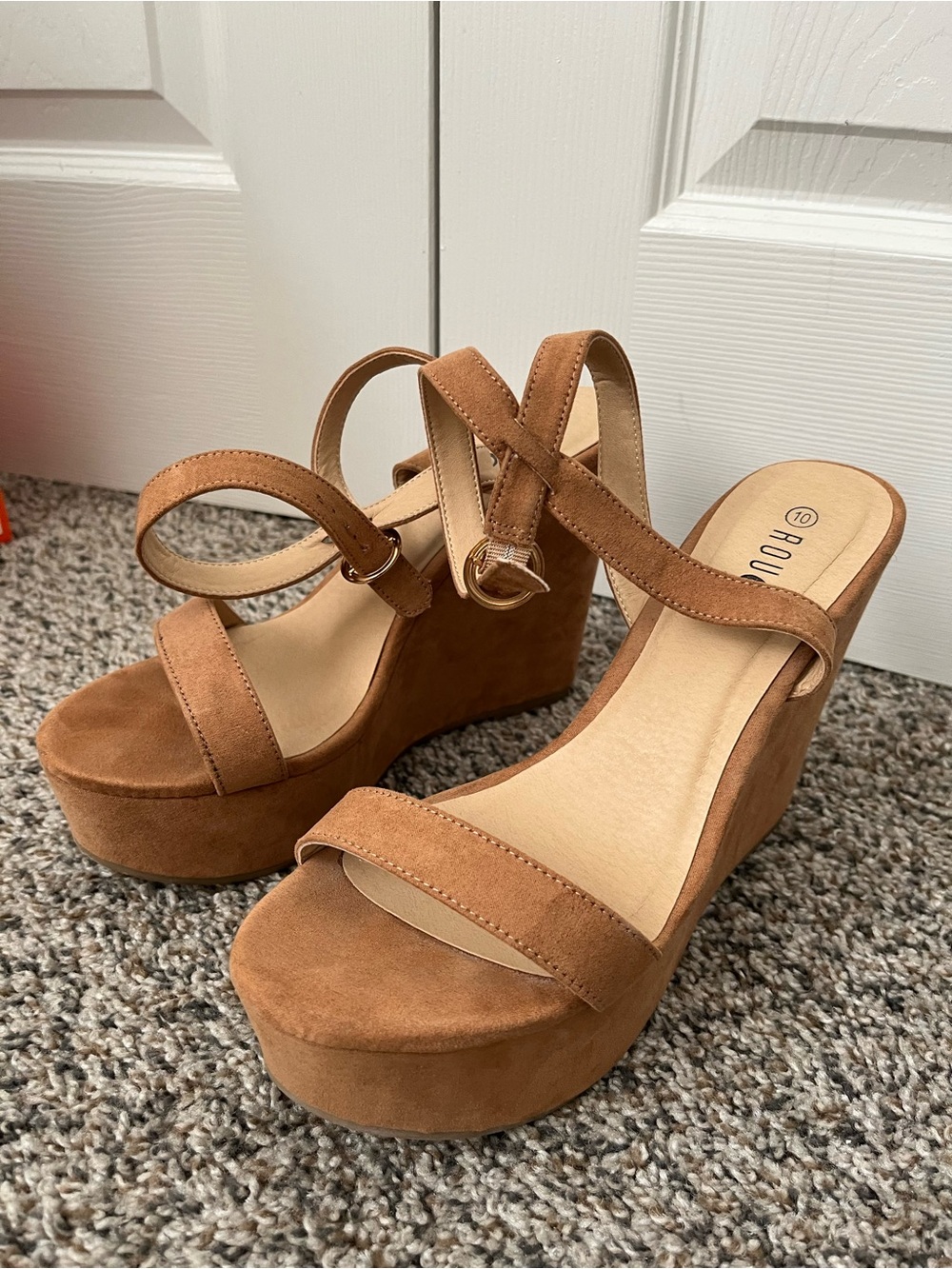 Women’s Rouge Microsuede Wedge Sandals Size 10